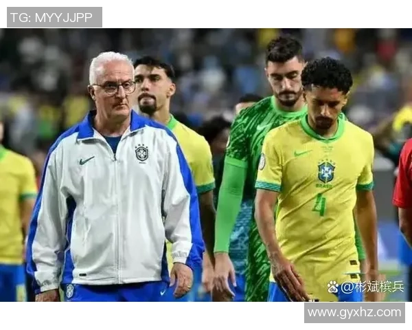 足球球星日常生活瞬间合影展现亲切一面，镜头背后的真实与温暖